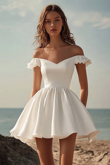 Robe de graduation blanche à volants à épaules dénudées